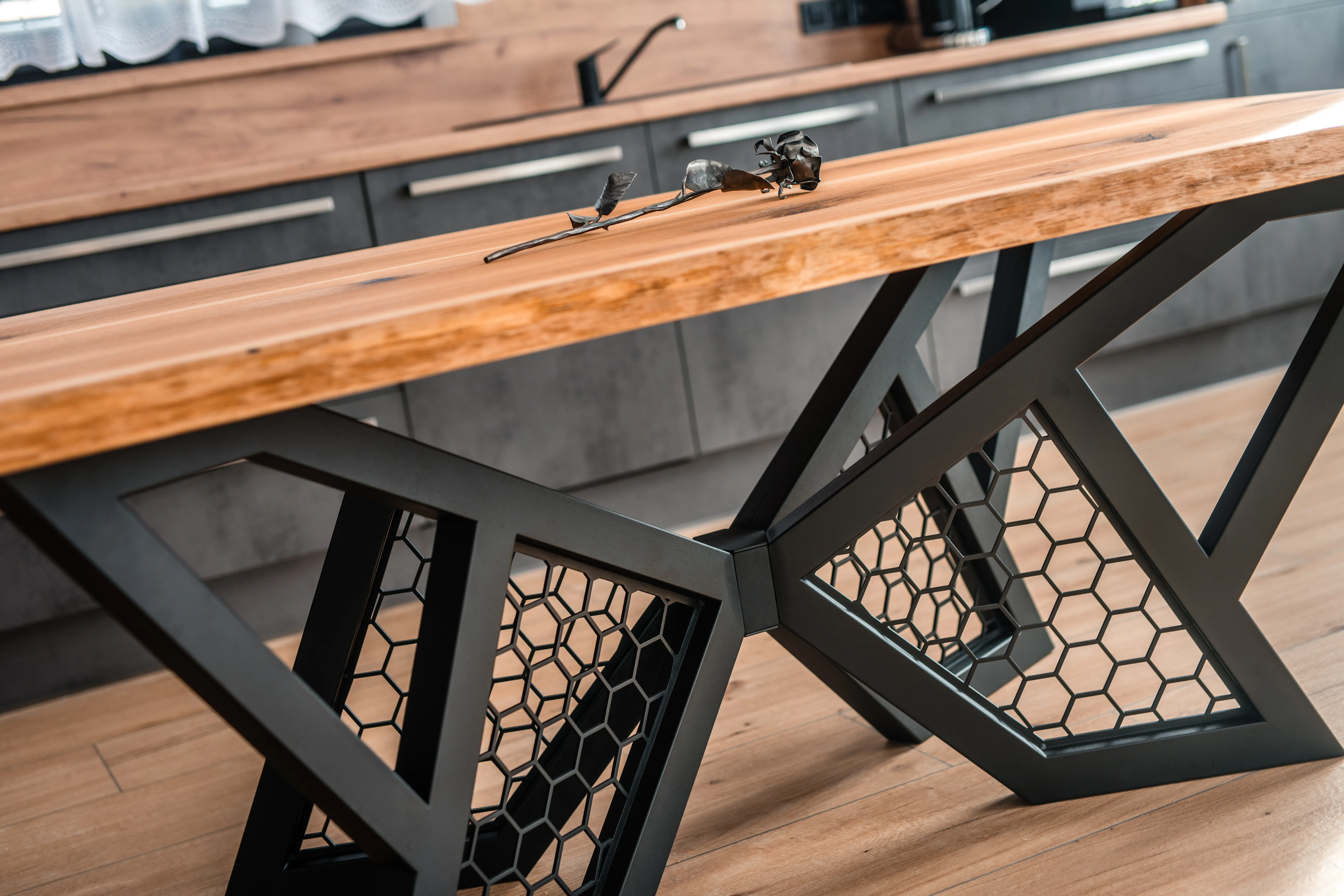 Detailní pohled na designový kovovo-dřevěný stůl