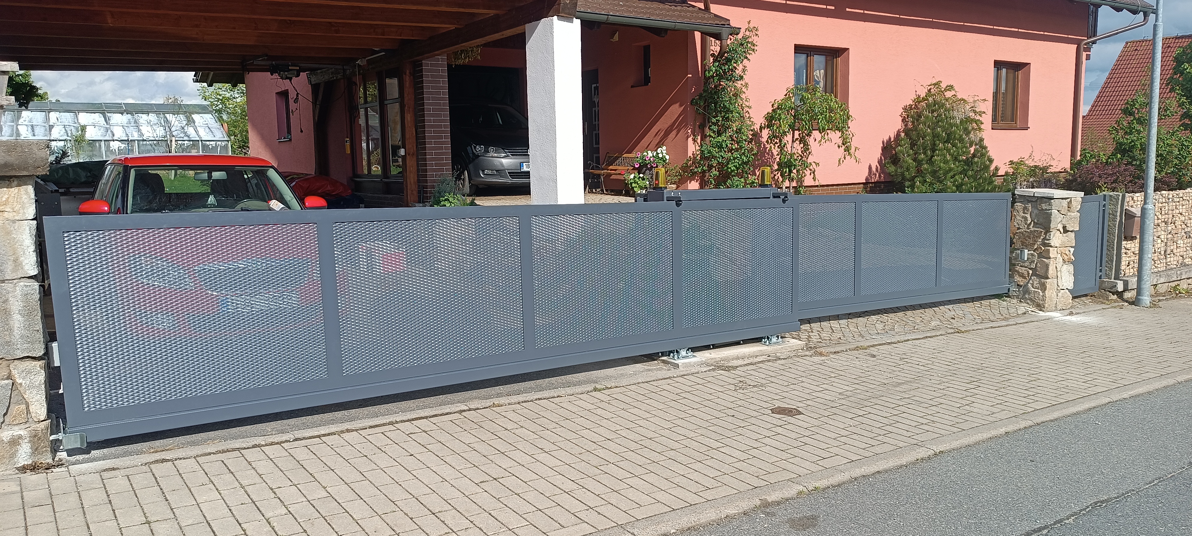 Samonosná posuvná brána s tahokovovou výplní